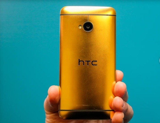 Chiếc HTC One này là bản đặc biệt, được mạ vàng 24 carat.